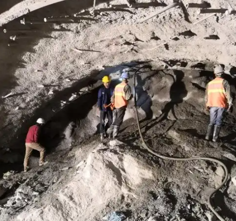 可克达拉拱顶带模注浆料的施工流程及注意事项